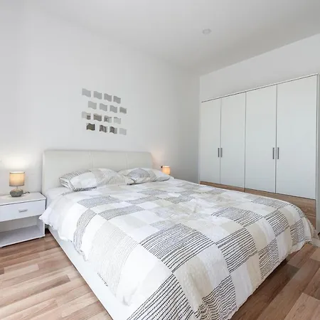 Charming Ines Ragusa