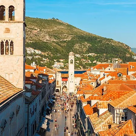 Charming Ines Ragusa